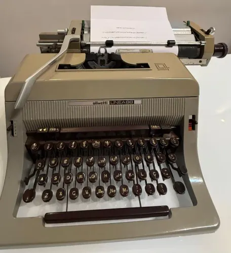 Máquina de escrever manual OLIVETTI LINEA 88, original, em bom estado e funcionando!!!