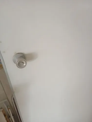 Portas divisórias tem uma com vidro 
