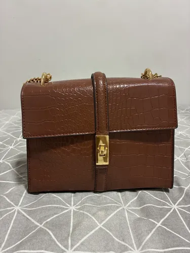 Bolsa marrom estruturada