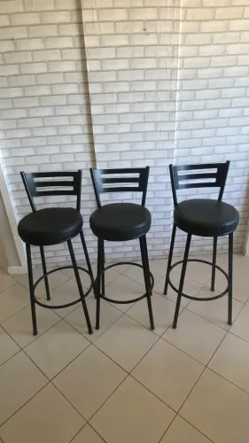 3 banquetas altas com estofado