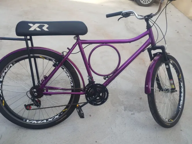 Bicicleta roxa para fazer motorizada