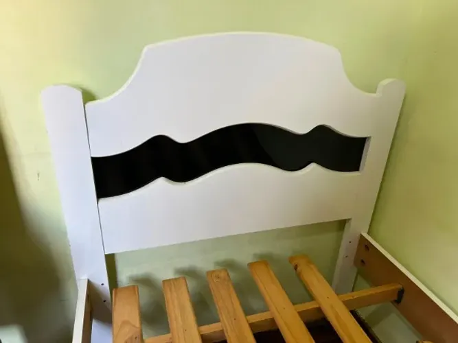 Cama de solteiro branca e preta com cabeceira em bom estado