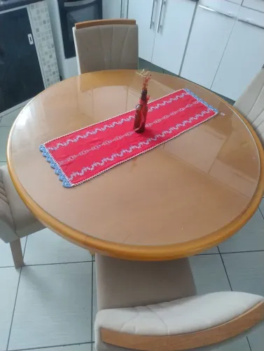 Mesa redonda de madeira com tempo de vidro com 4 cadeiras.