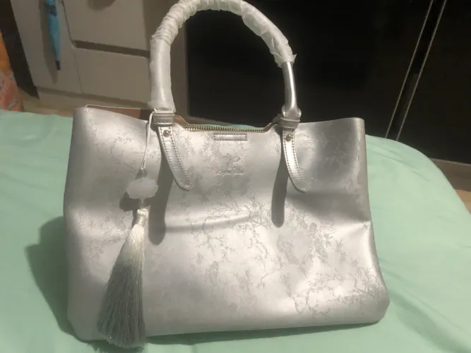 Esta elegante bolsa tote cinza prateada 