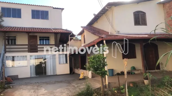 Lote com 332,70 m²; à venda no Bairro Trevo  Próximo à Toca da Raposa II Com Duas casas no