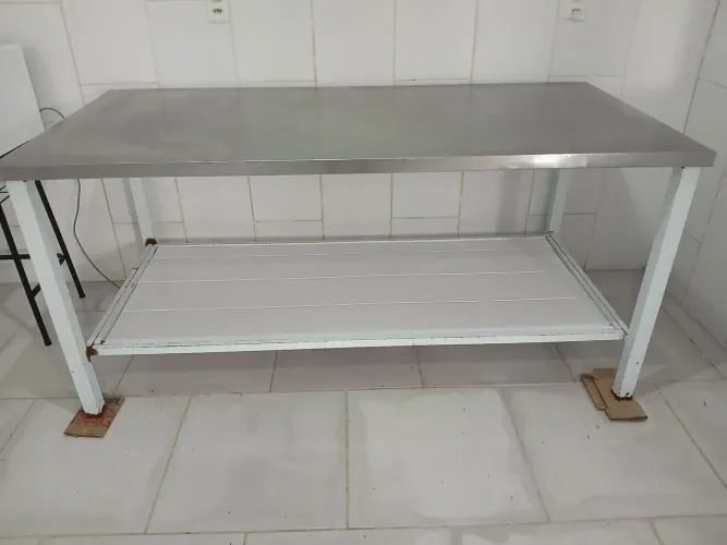 Excelente mesa 1.90x90x90 ideal para lancheria ou restaurantes