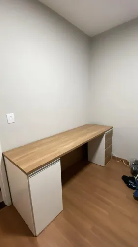 Mesa de escritorio com gaveteiro