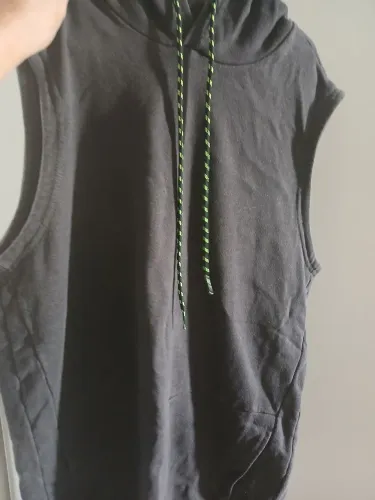 Blusa com capuz cinza