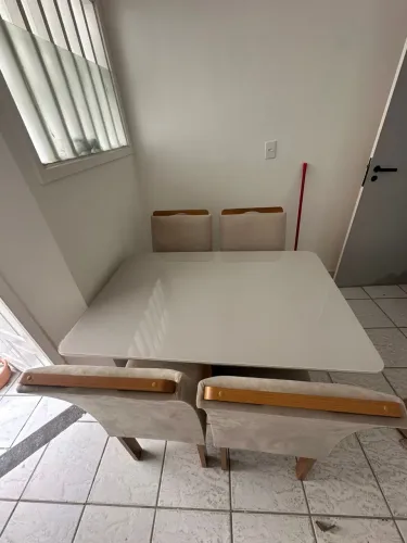 Mesa com 4 cadeiras