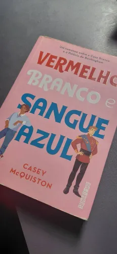 Livro "Vermelho, Branco e sangue azul", editora Seguinte.