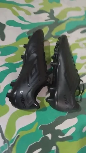 Vendo esta chuteira da umbro em ótimo estado por 120 reais