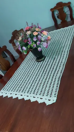 Trilho de mesa artesanal branco de crochê com lacre de latas de alumínio 60cmx130cm