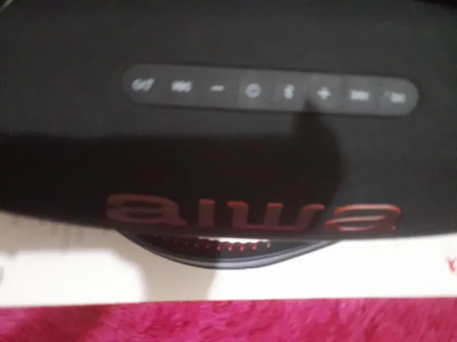 Vendo uma boomboox Plus está novinha tem um mês de uso ainda tá na caixa