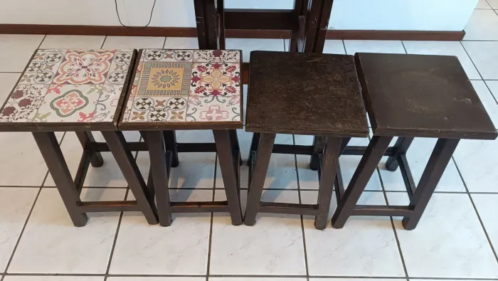 Conjunto Mesa Rústica + 4 Banquetas (Madeira Resistente)