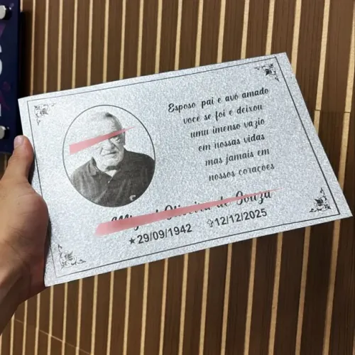 Placa de metal para sinalizar túmulo