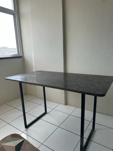 Mesa de mármore, 4 cadeiras 