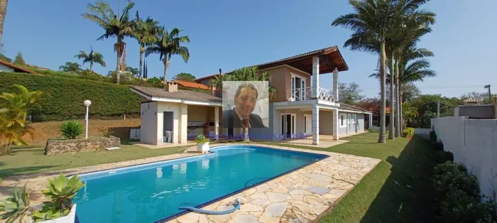 Linda Casa de campo em condomínio fechado. Localizada em Ibiúna SP.