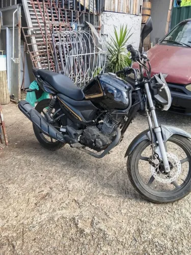 Moto com km baixo e acessível