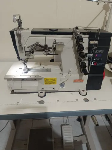 Vende-se Galoneira semi nova industrial, direkt drive fitne, marca Yamata 