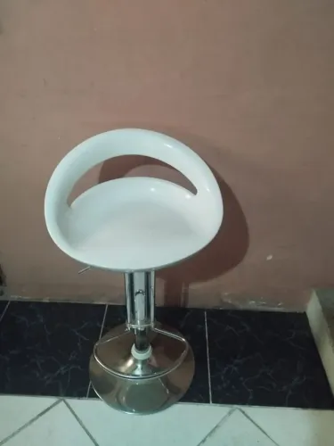 Banqueta Giratória Branca <br>Ela não abaixa só fica na altura de 65cm. $50