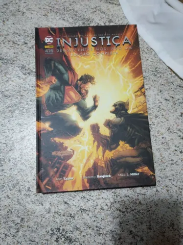 Injustice - Ano Um completo (capa dura, 2016)