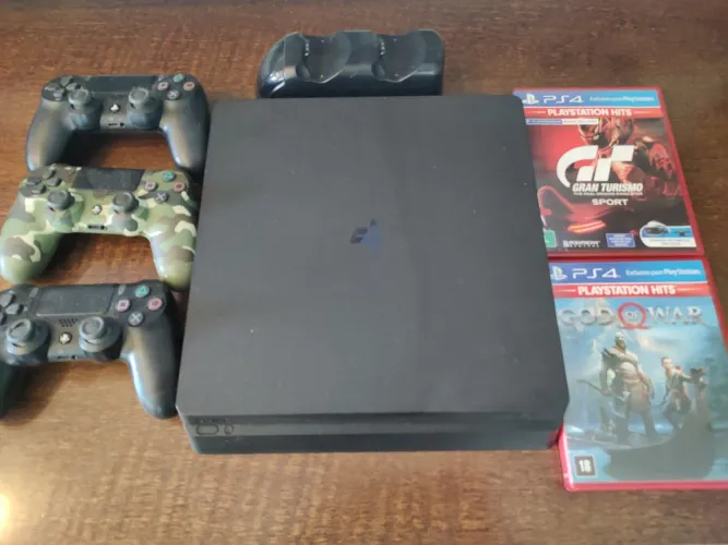 PS4 Slim 500GB + 3 Controles + Base de Carga + 2 Jogos (God of War e GT Sport)