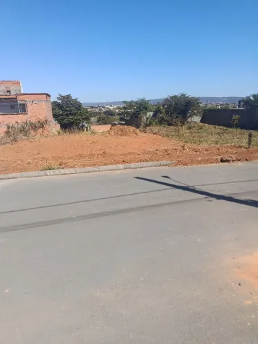 Lote de 450 metros no bairro Guarujá