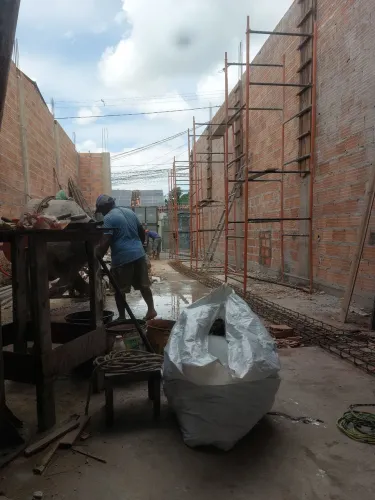 Preciso de um pedreiro e um ajudante pra amanhã 