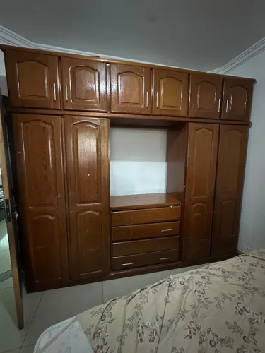 Vende-se Guarda-Roupa Madeira Maciça 