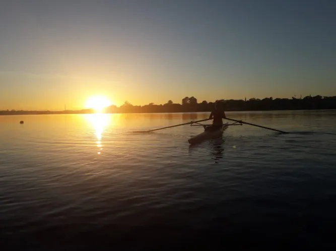 Barco de Remo Olímpico Skiff 1x em Fibra de Vidro - Ótimo Estado