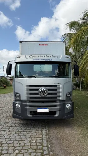 VW 13.180 2009 + BAÚ FACHINE 2023