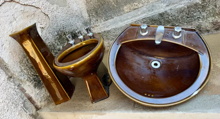 Vaso sanitário retrô marrom.