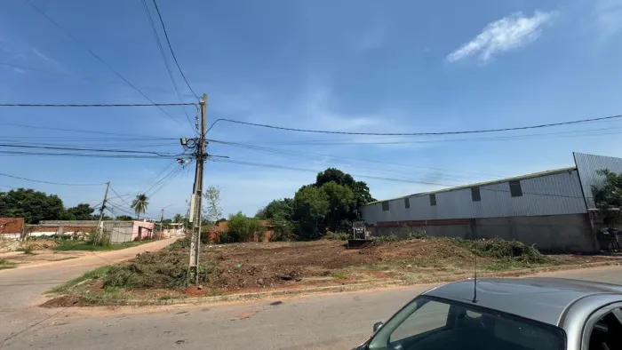 Terreno de esquina no Bairro Construmat