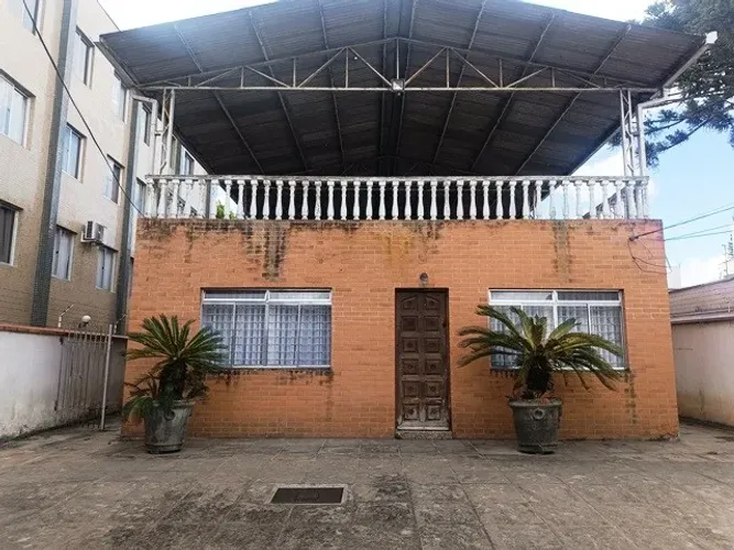 Casa residencial para alugar com amplo estacionamento - R$ 3.900,00 liq + taxas / mês - Re