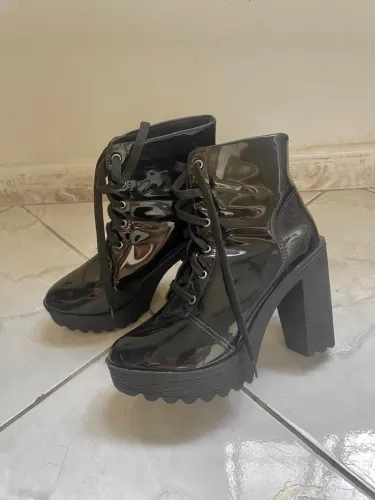 bota de couro preta tamanho 39 (semi nova)