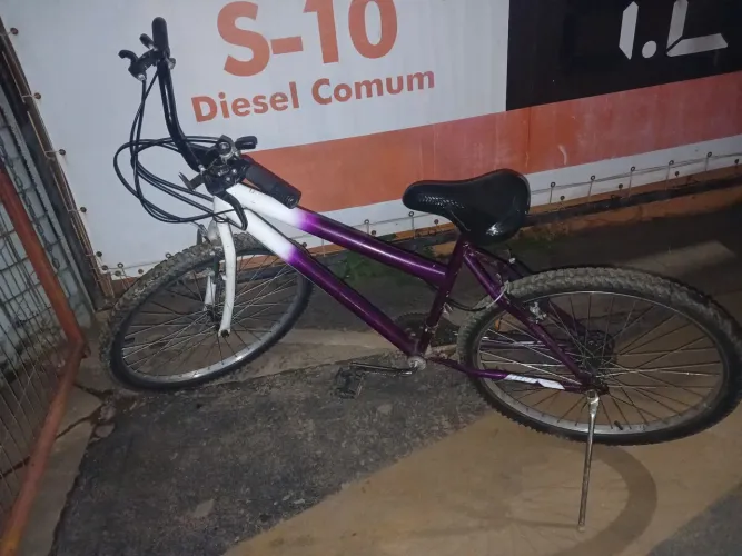 Bicicleta aro 26 de marchas praticamente nova até com cabelo nos pneus