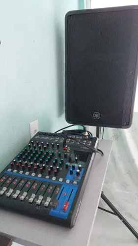 Kit Profissional Som Yamaha Caixa Amplificada + Mesa de Som