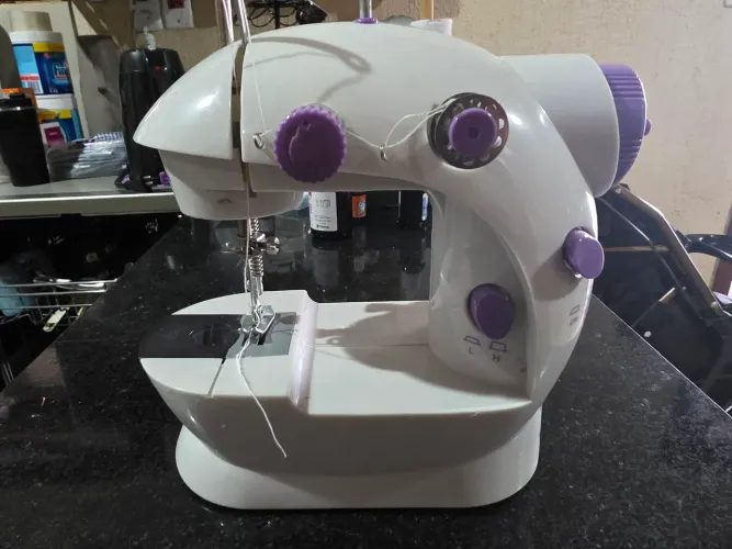 Vende-se máquina mini máquina de costura
