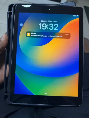 ipad 5ª geração (modelo a1822) com 32gb de armazenamento e conexão wi-fi, na cor cinza