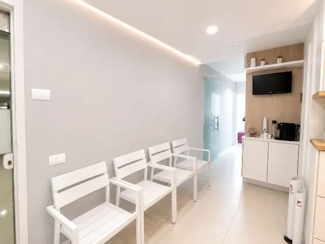 Seis Cadeiras Brancas com Braços