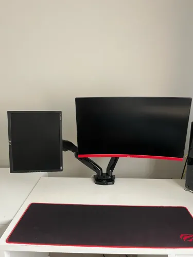 Tela, braço articulado , mouse , teclado