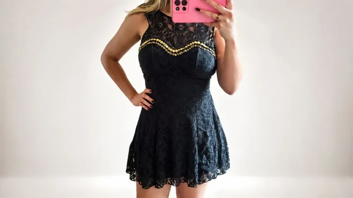 Vestido de Festa Curto Preto em Renda com Detalhes Dourados