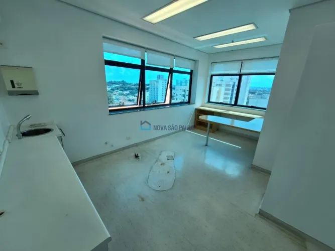Sala comercial à venda na Saúde com 01 vaga !