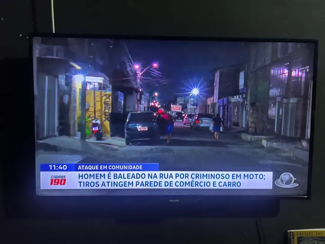 Tv 43 polegadas, funcionando perfeitamente, com linhas na parte inferior 