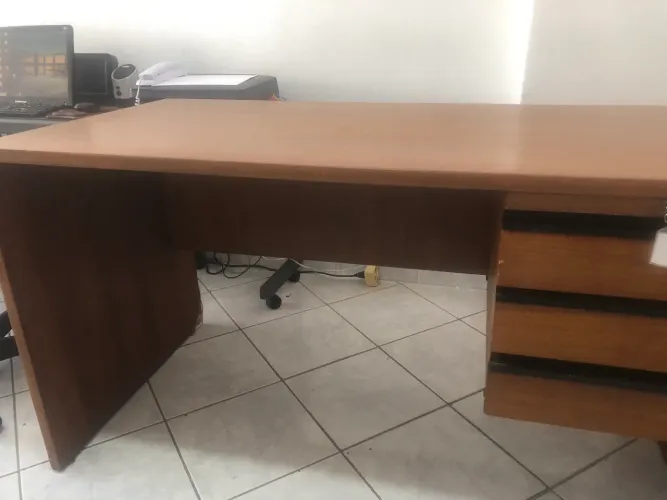 Mesa para escritório de madeira maciça