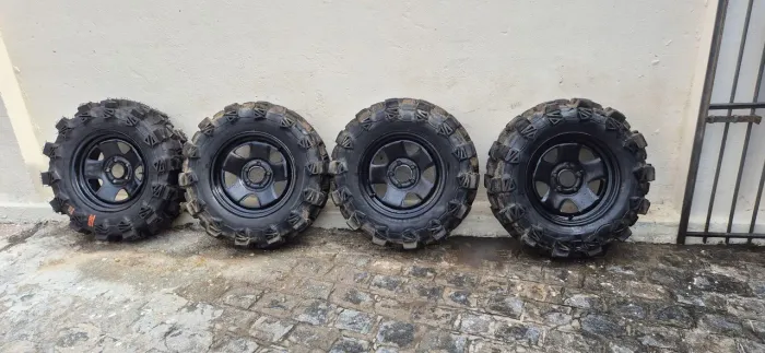 Rodas e Pneus Off-Road 215 70 15 
