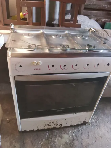 Fogão a venda uma boquinha não funciona o restante funciona tamos pedindo 200reais