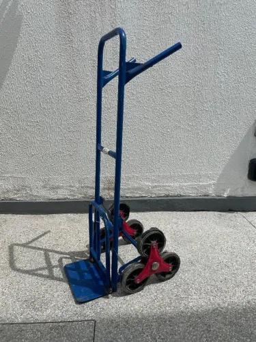 Carrinho de carga sobe escadas