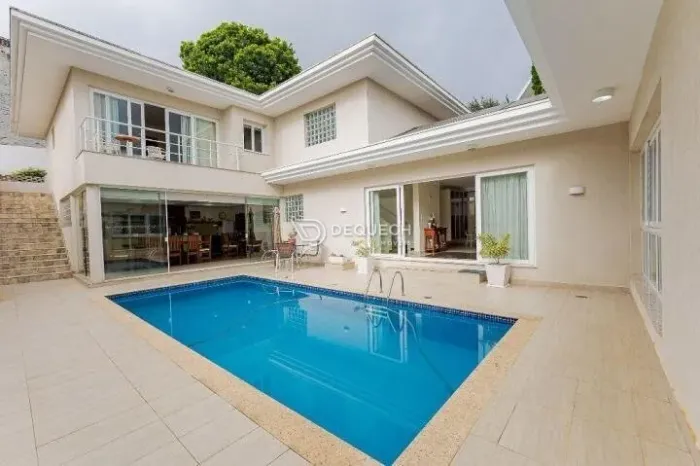 Casa mobiliada com piscina próxima ao Parque Tanguá