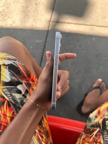  Vende-se iPhone 15 normal 